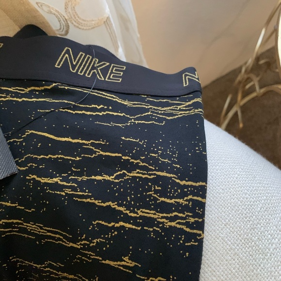 New Nike dry with Dri-Fit - Picture 3 of 7